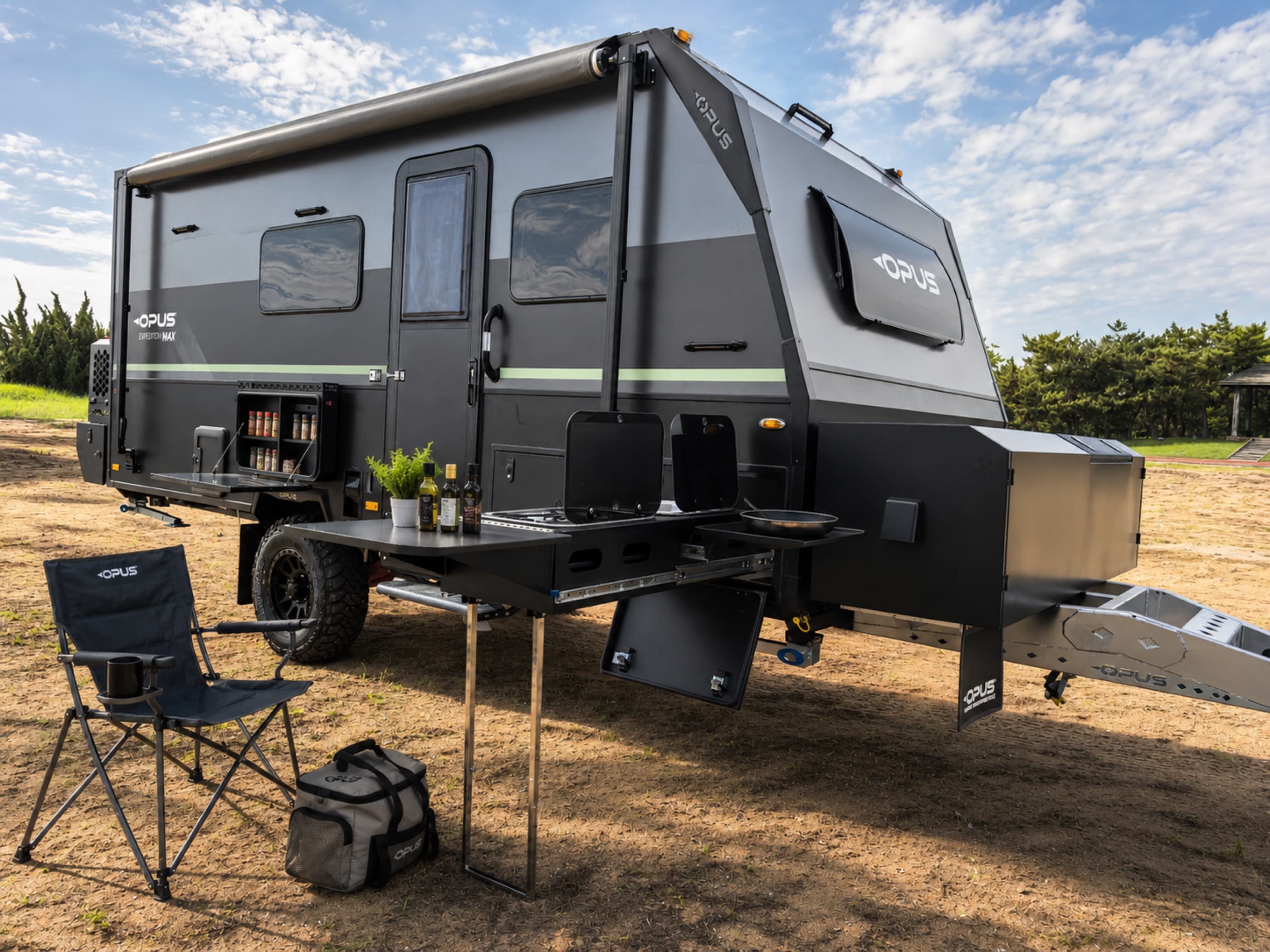 EXPEDITION MAX hybrid caravan